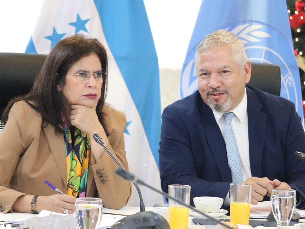 Canciller defiende a Rixi y FFAA y culpa al CNE ante retrasos en elecciones