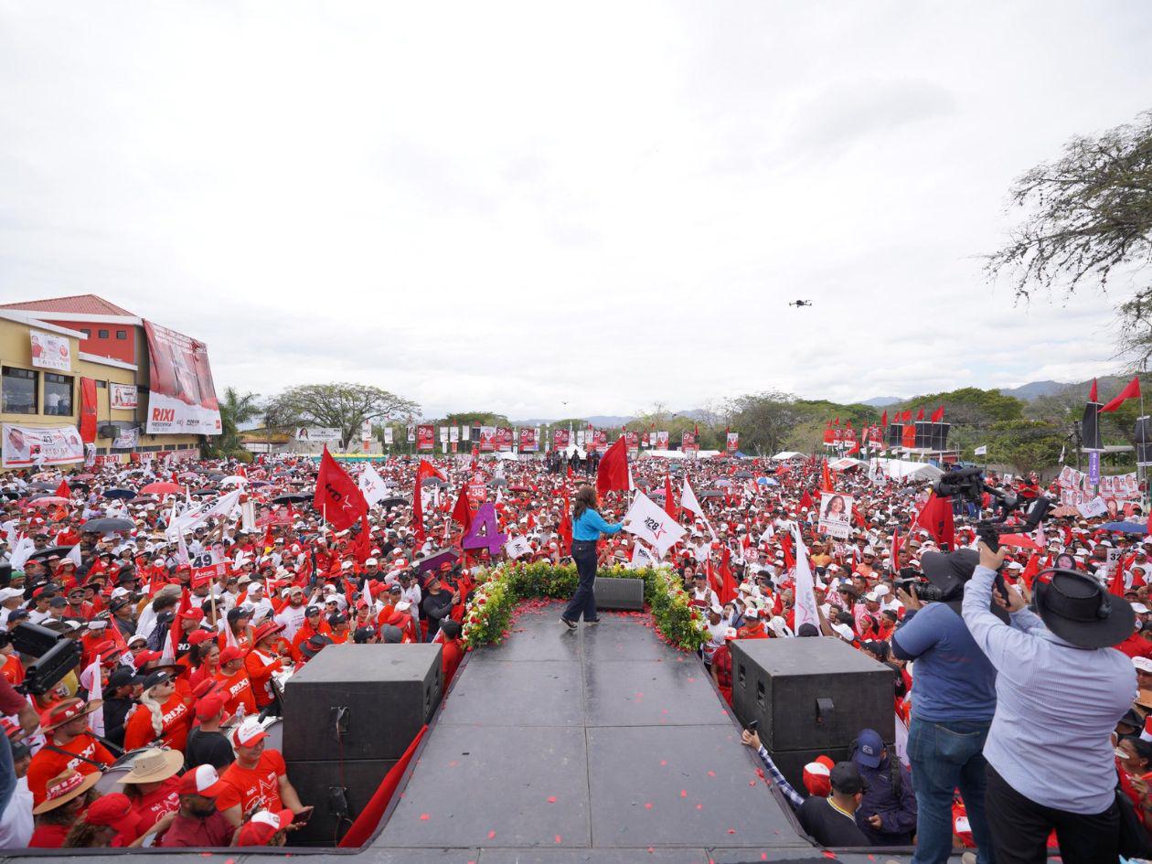 Coca Cola no ha lanzado una edición especial de una botella con precandidatos de Libre