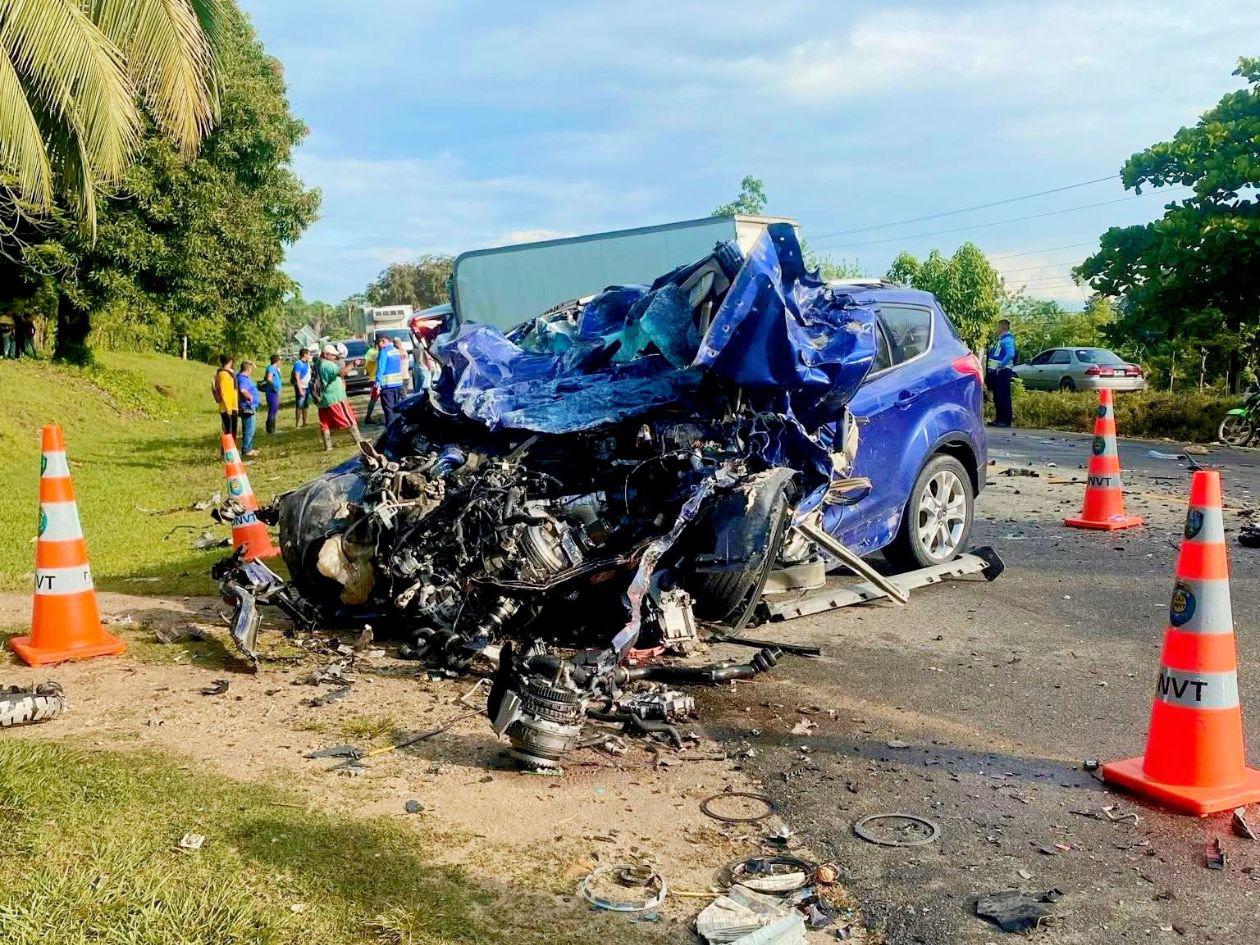 Aparatoso accidente entre camión y camioneta en Arizona, Atlántida