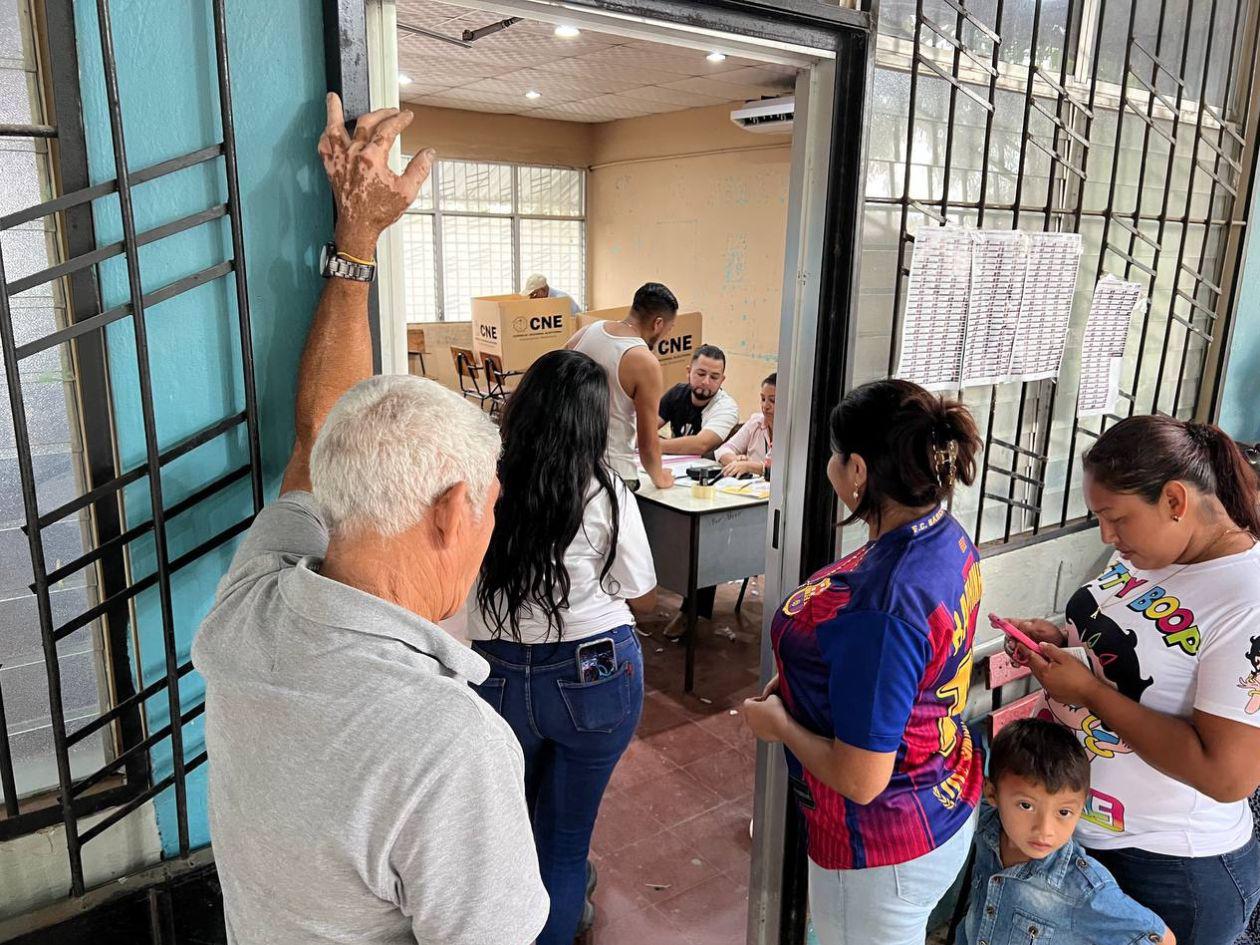 Fiesta cívica en Villanueva: electores participan con entusiasmo