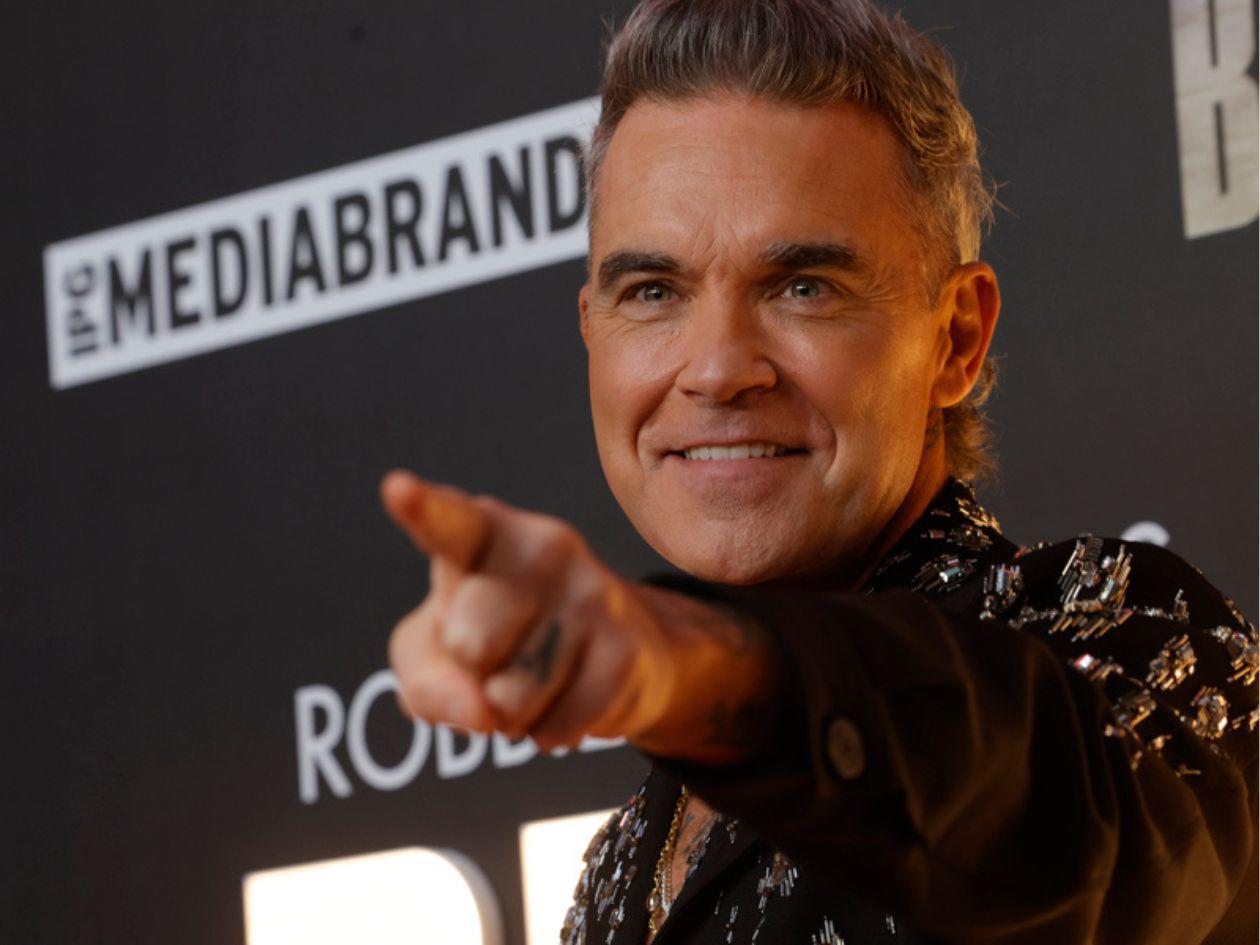 Robbie Williams y Laura Pausini lanzan himno oficial de la FIFA