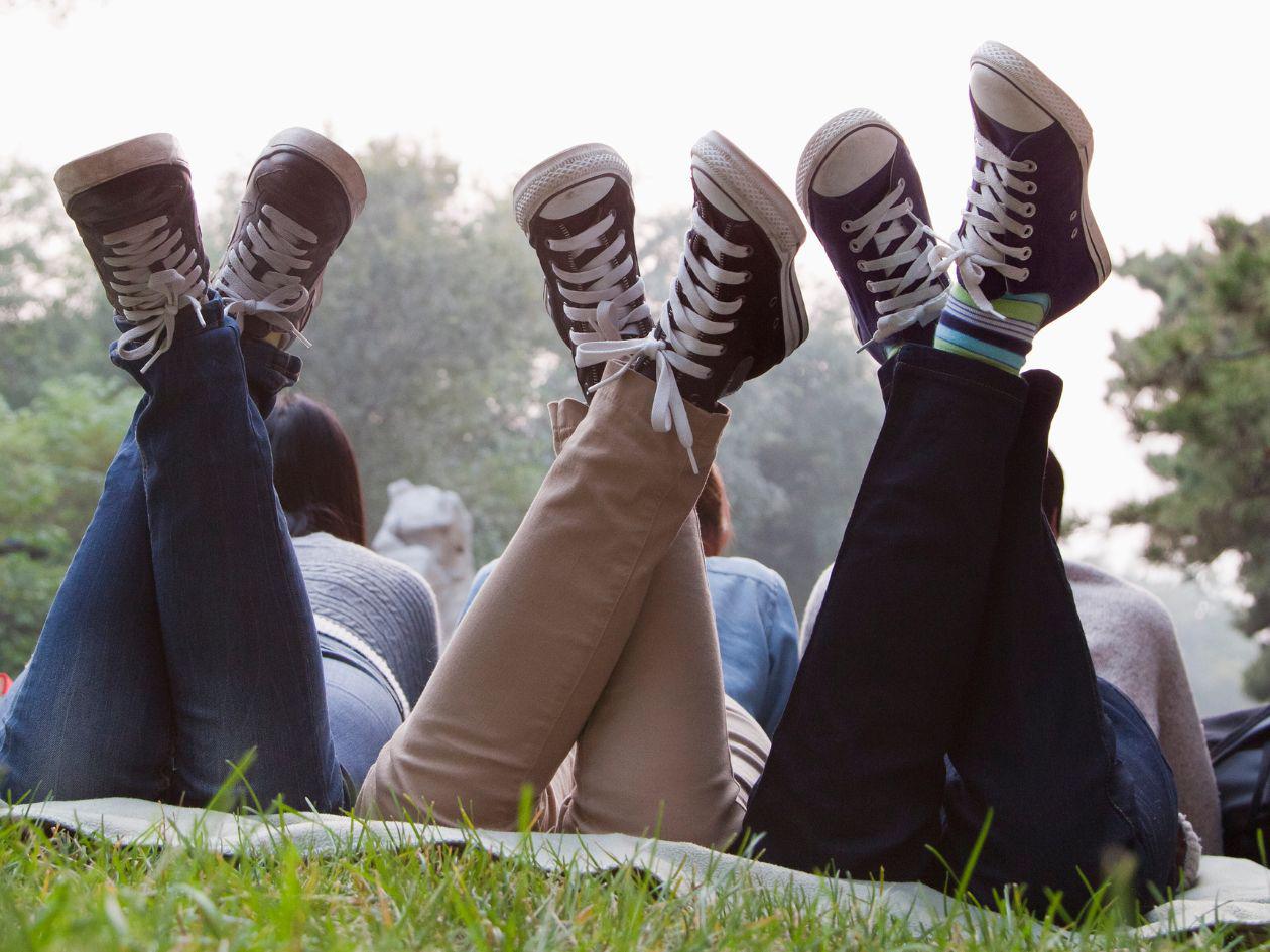 Los adolescentes son más propensos al TDC porque atraviesan una etapa de cambios físicos, construcción de identidad y fuerte influencia social. Esto, combinado con factores de personalidad y contexto, dispara el riesgo de obsesionarse con la apariencia.