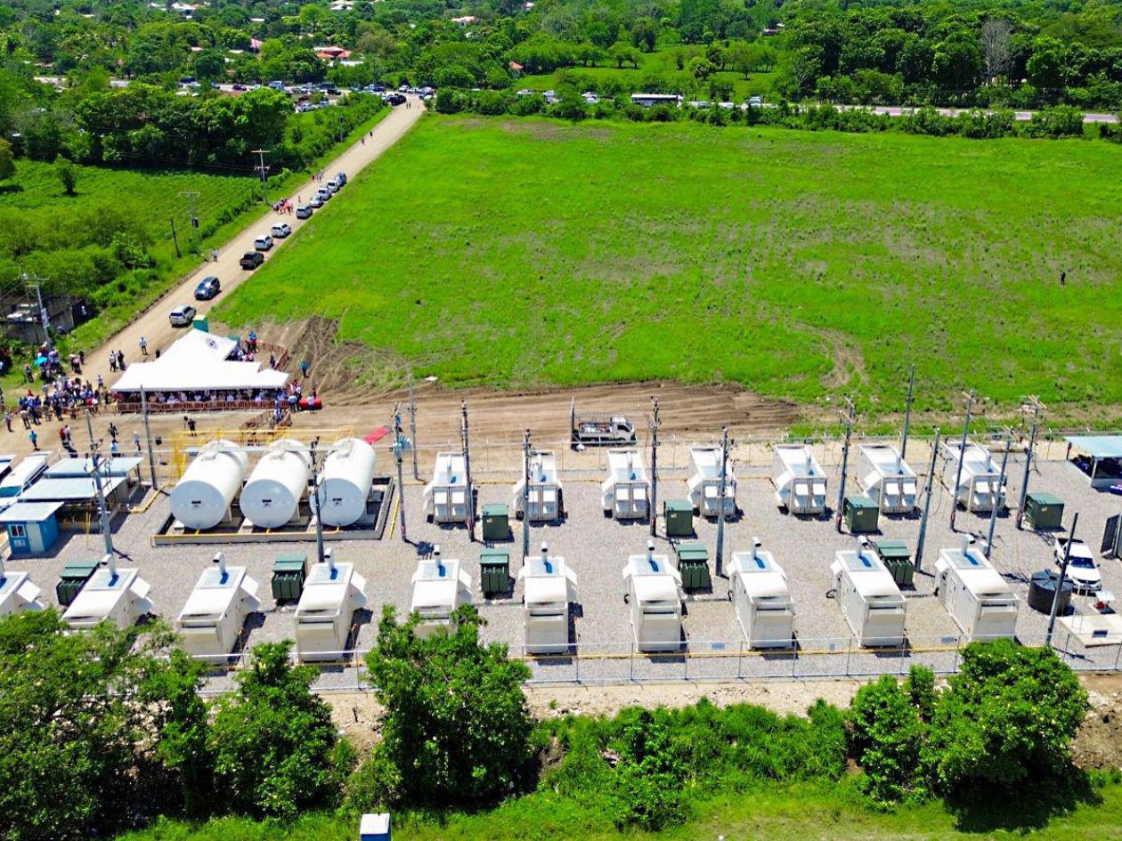 Castro inaugura planta eléctrica en Yoro y suma 16 megaproyectos