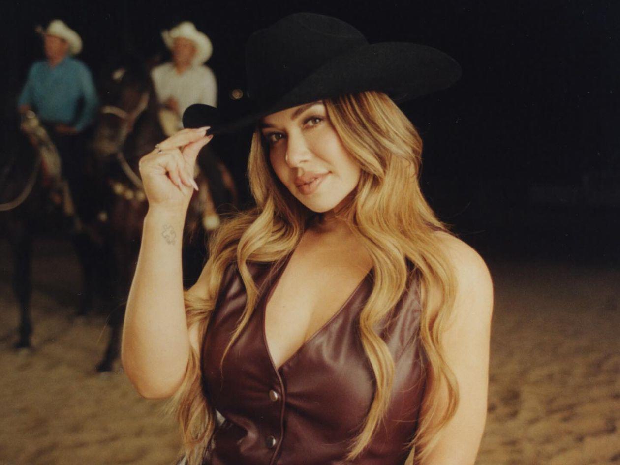 La cantante Chiquis se convierte en la primera mujer en unirse a la firma Prajin Parlay