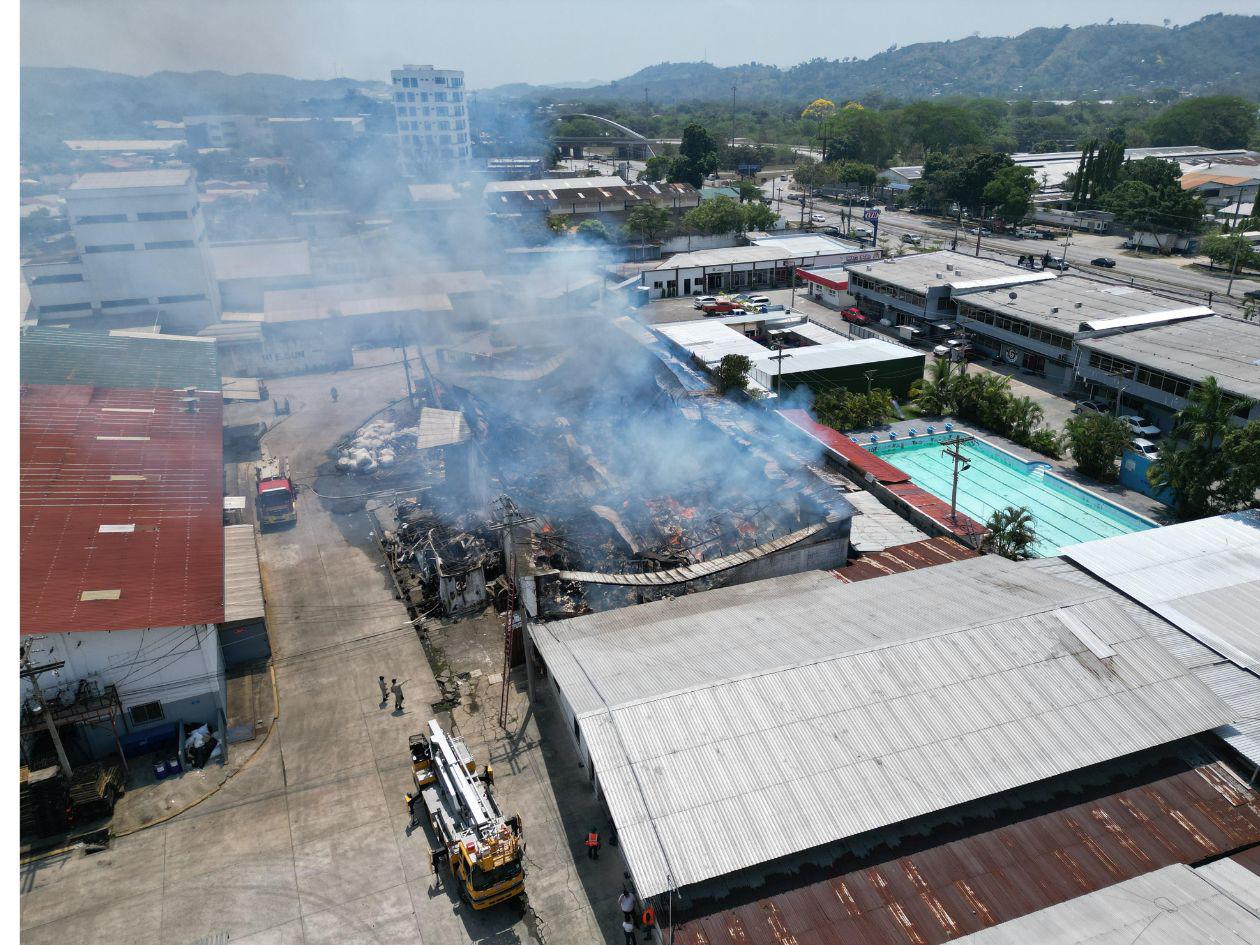 Incendio deja millonarias pérdidas en empresa textil de San Pedro Sula