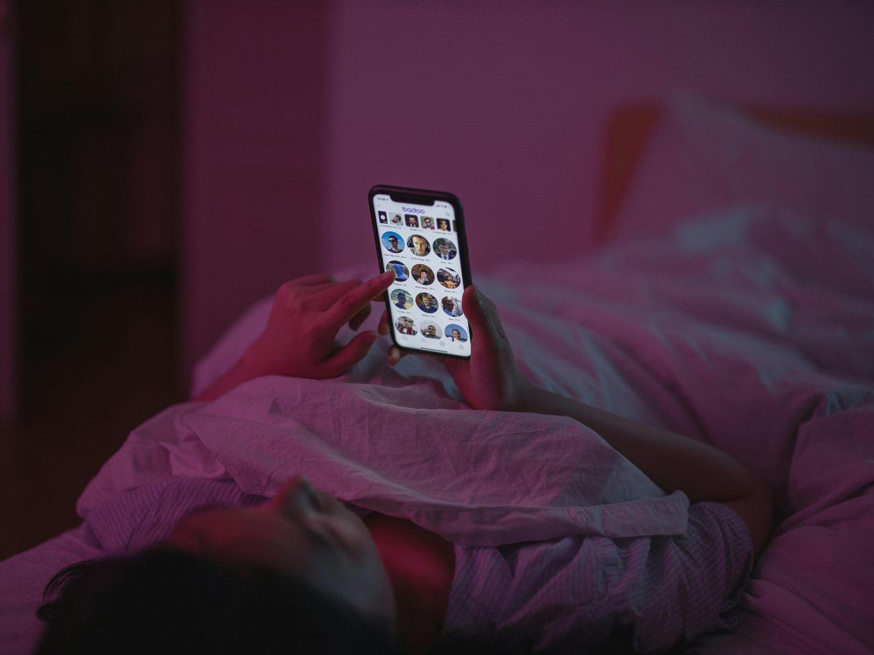 “Vamping”: el hábito nocturno que daña el sueño juvenil