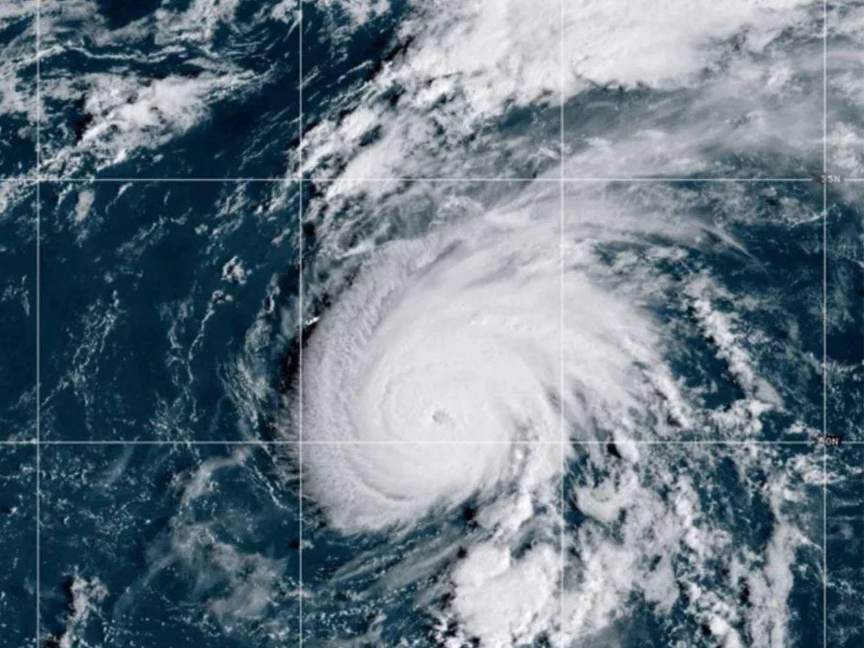El huracán Gabrielle alcanza la categoría 3 y provoca marejadas en EEUU