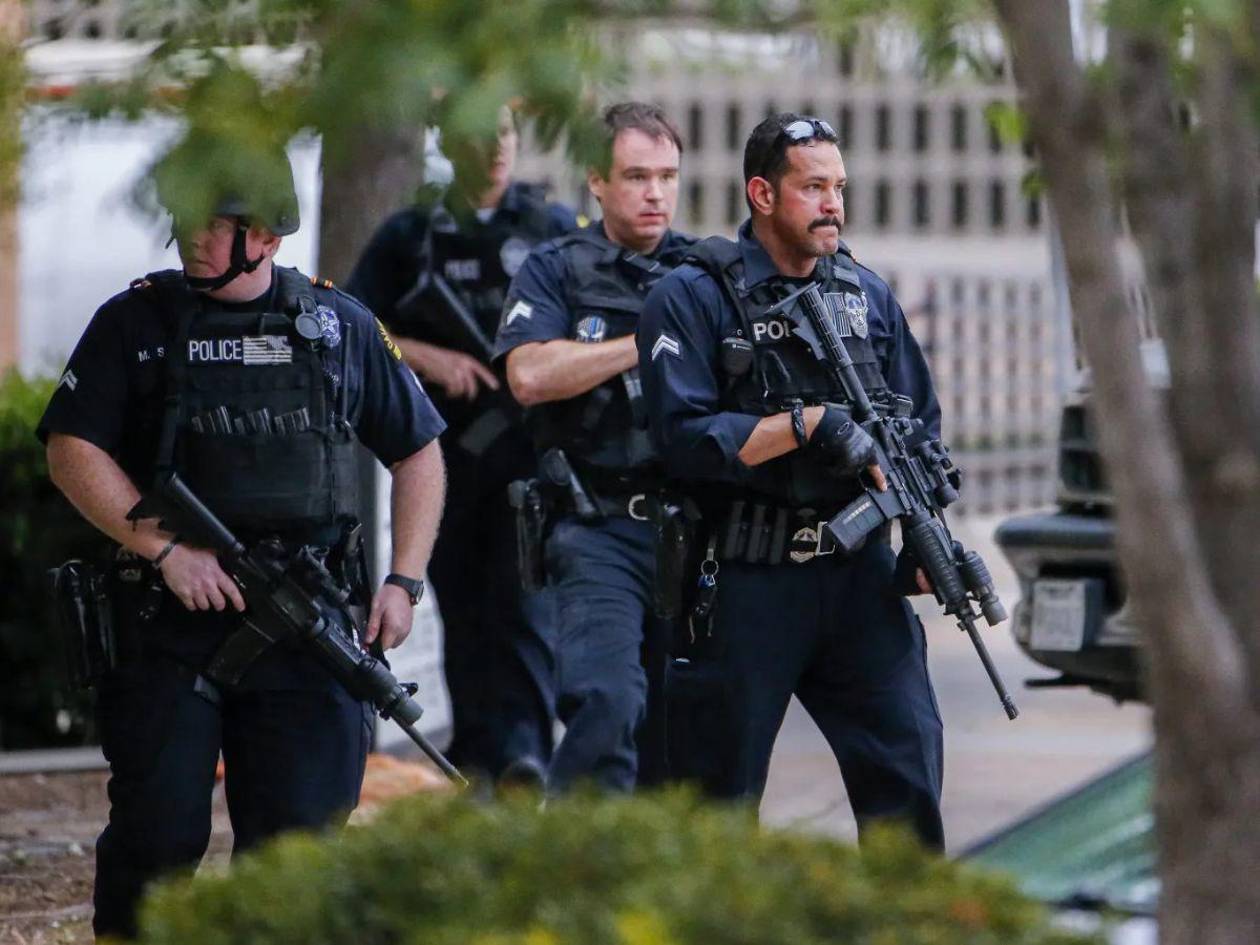 Suben a tres las muertes en tiroteo a un centro de ICE en Texas