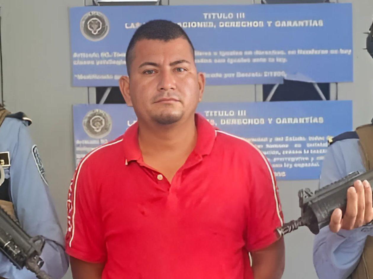 Capturan a “Maco” con fusil AK-47 en Puerto Cortés