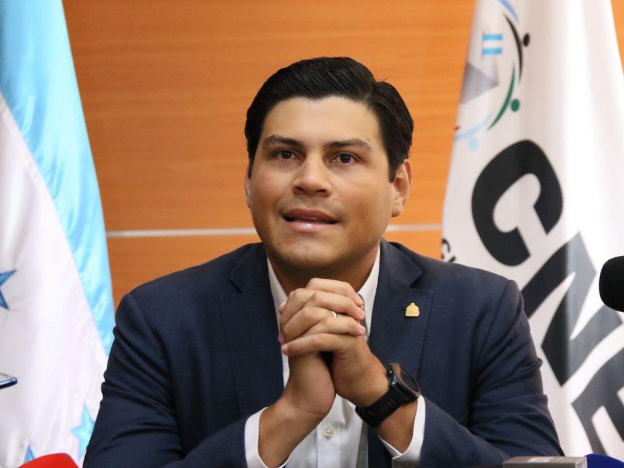 Marlon Ochoa denuncia intento de manipulación en el CNE y cuestiona a  consejeras