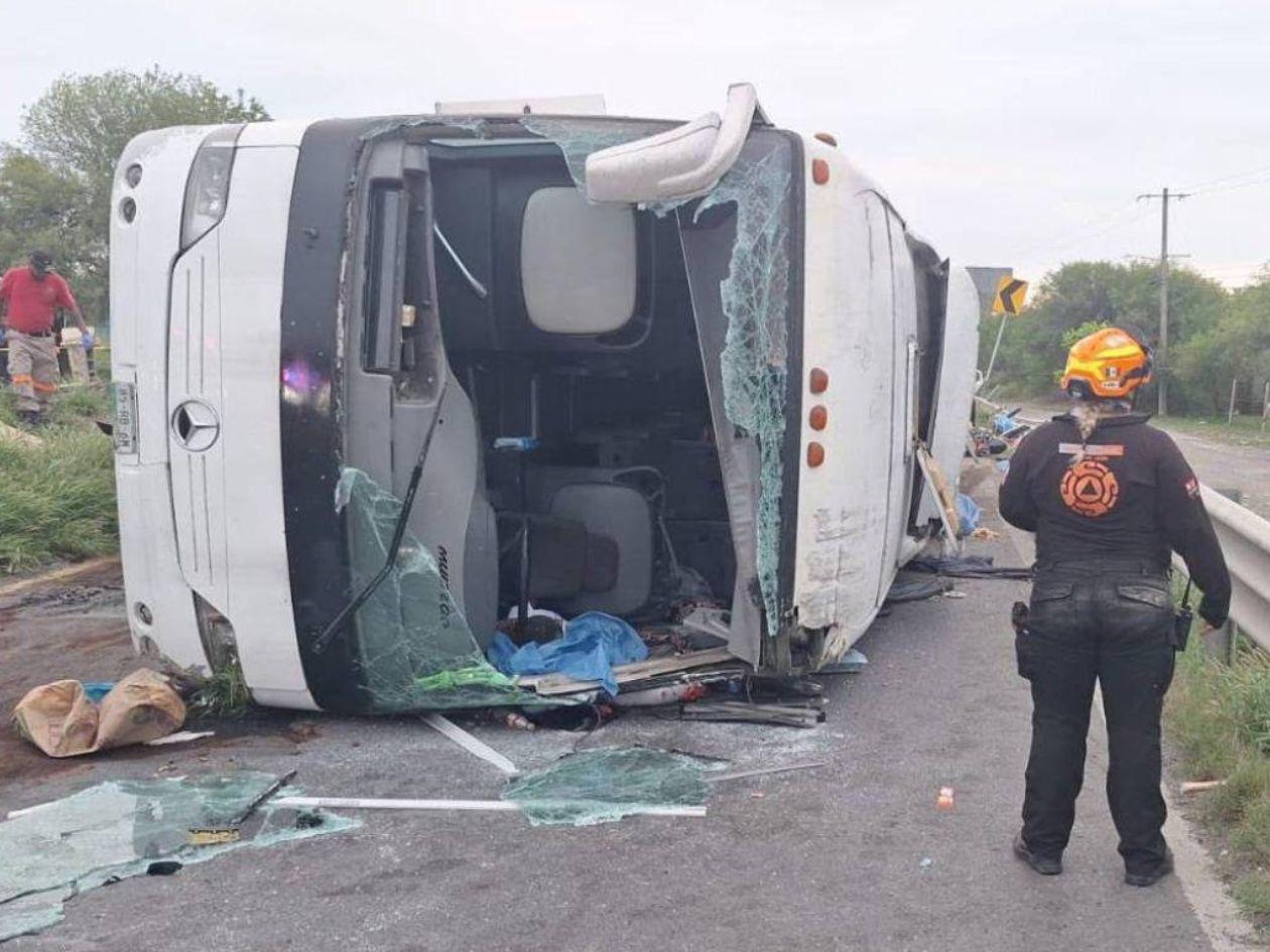 Al menos 11 muertos, dos de ellos menores, tras volcarse un autobús