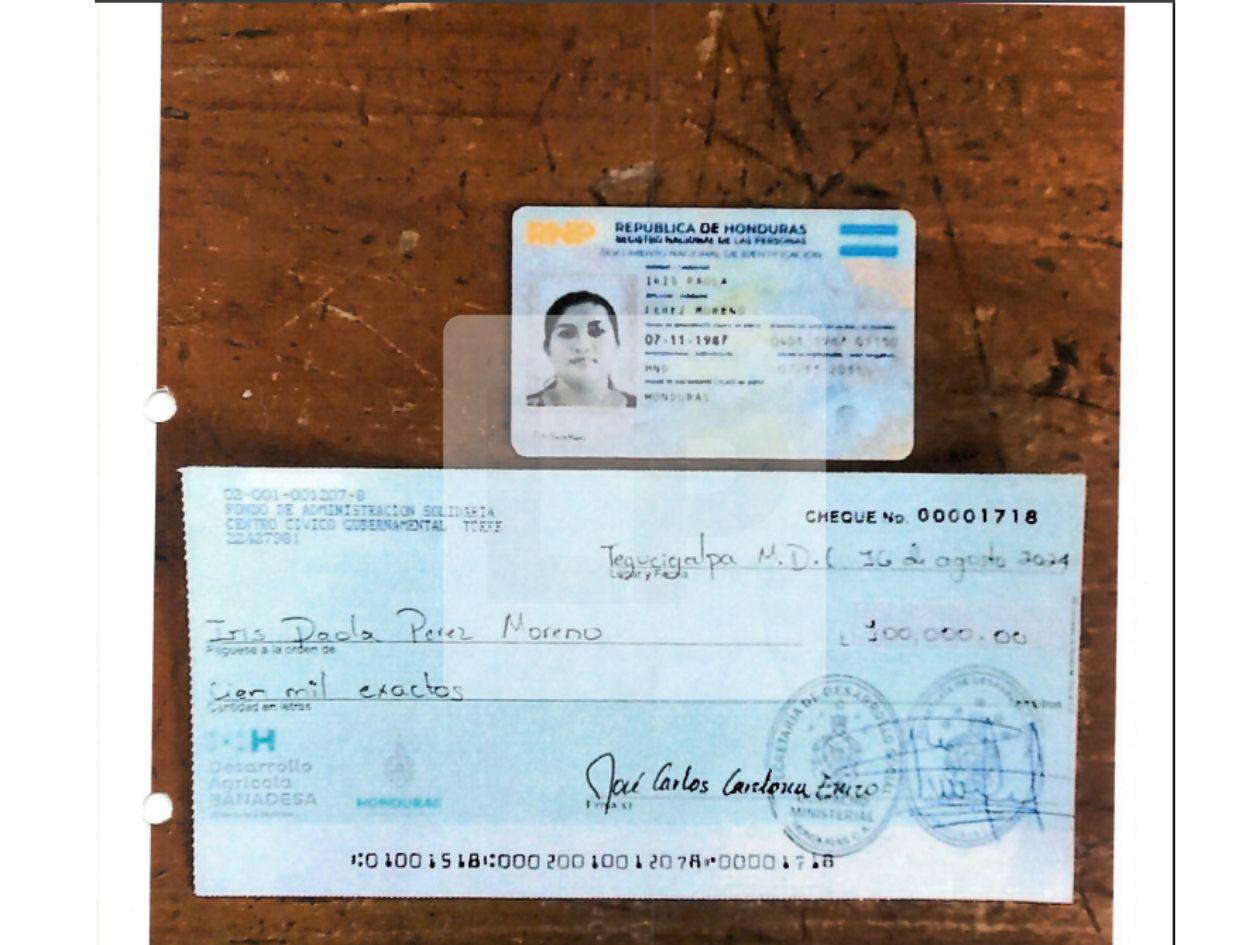 Documentos que evidencian que Iris Paola Pérez Moreno, excuñada de Cuéllar, recibió presuntamente un cheque por L100,000.