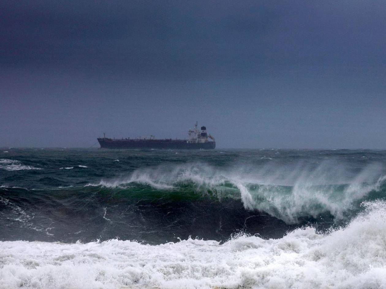 Flossie sigue intensificándose y podría convertirse en huracán en las próximas horas