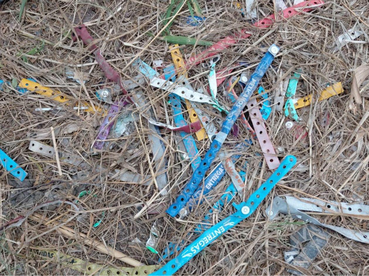 Cientos de brazaletes permanecen abandonados en la orilla del río Grande, dejados por migrantes al cruzar la frontera.