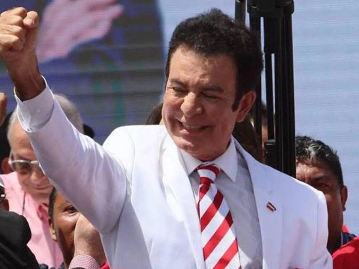 Imagen manipulada muestra a Nasralla votando por Rixi Moncada