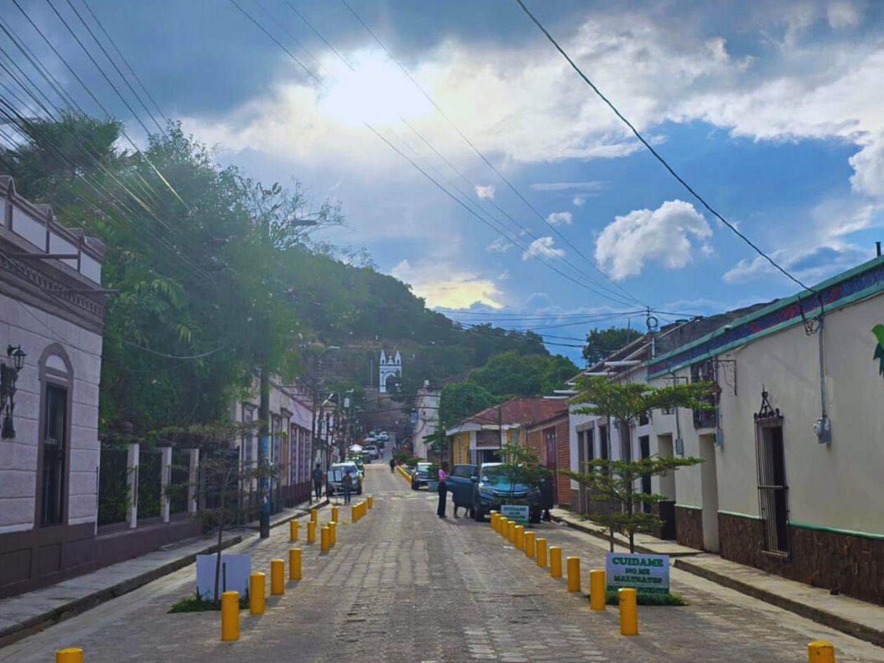 Una de las vistas más bonitas en La Esperanza es hacia y desde su histórica Gruta.