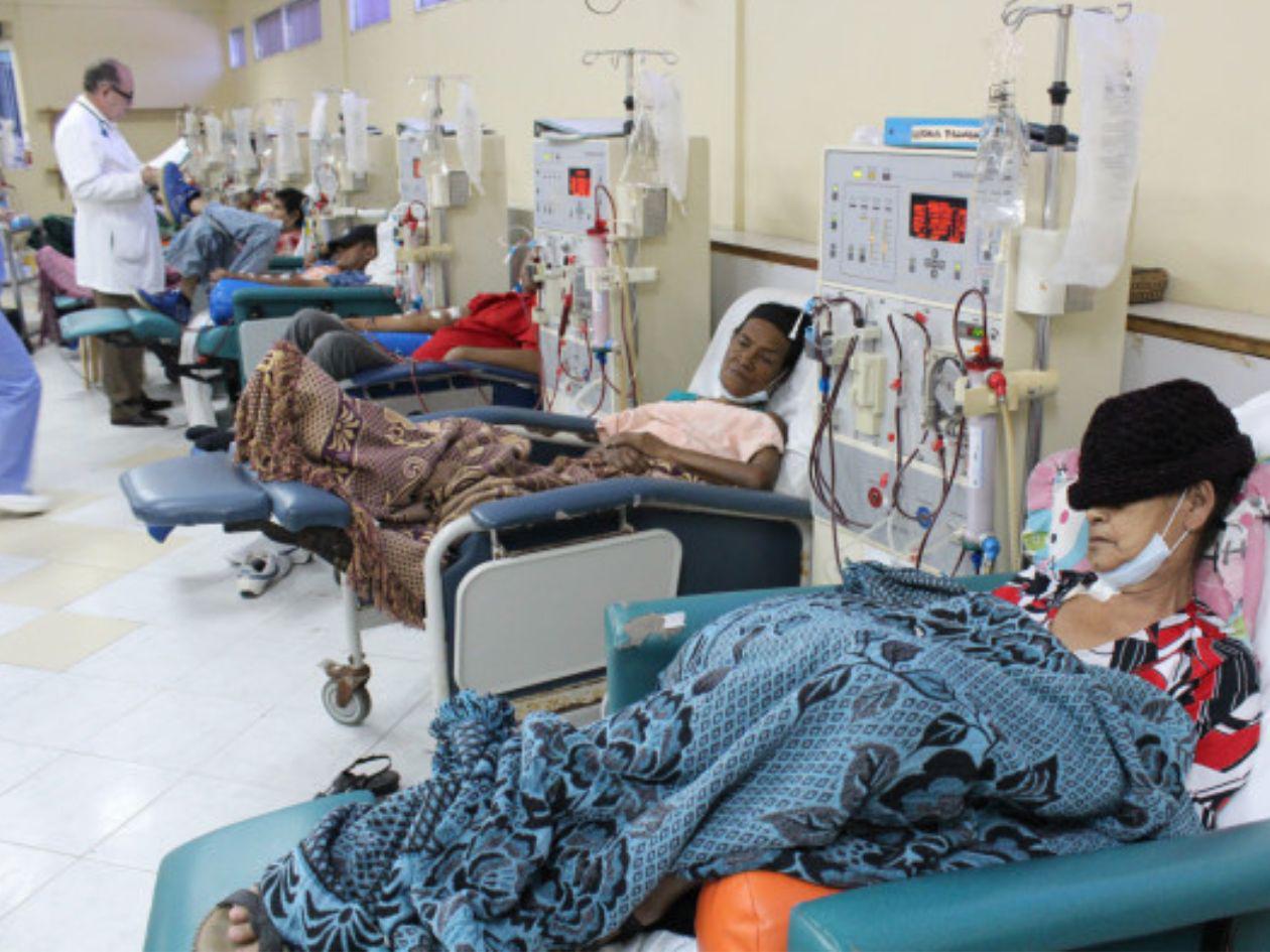 Pacientes renales denuncian mala atención en clínica contratada por Salud