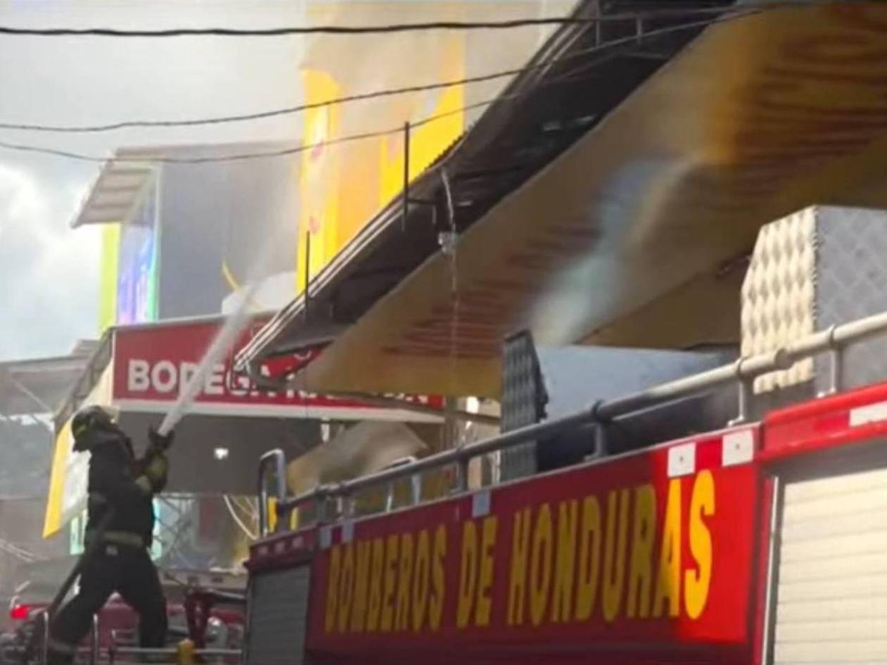Feroz incendio destruye bodega en el mercado Zonal Belén de Comayagüela