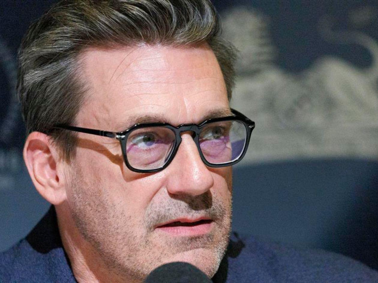 Jon Hamm se quita el traje de Don Draper pero mantiene las apariencias en 'Vicios ocultos'