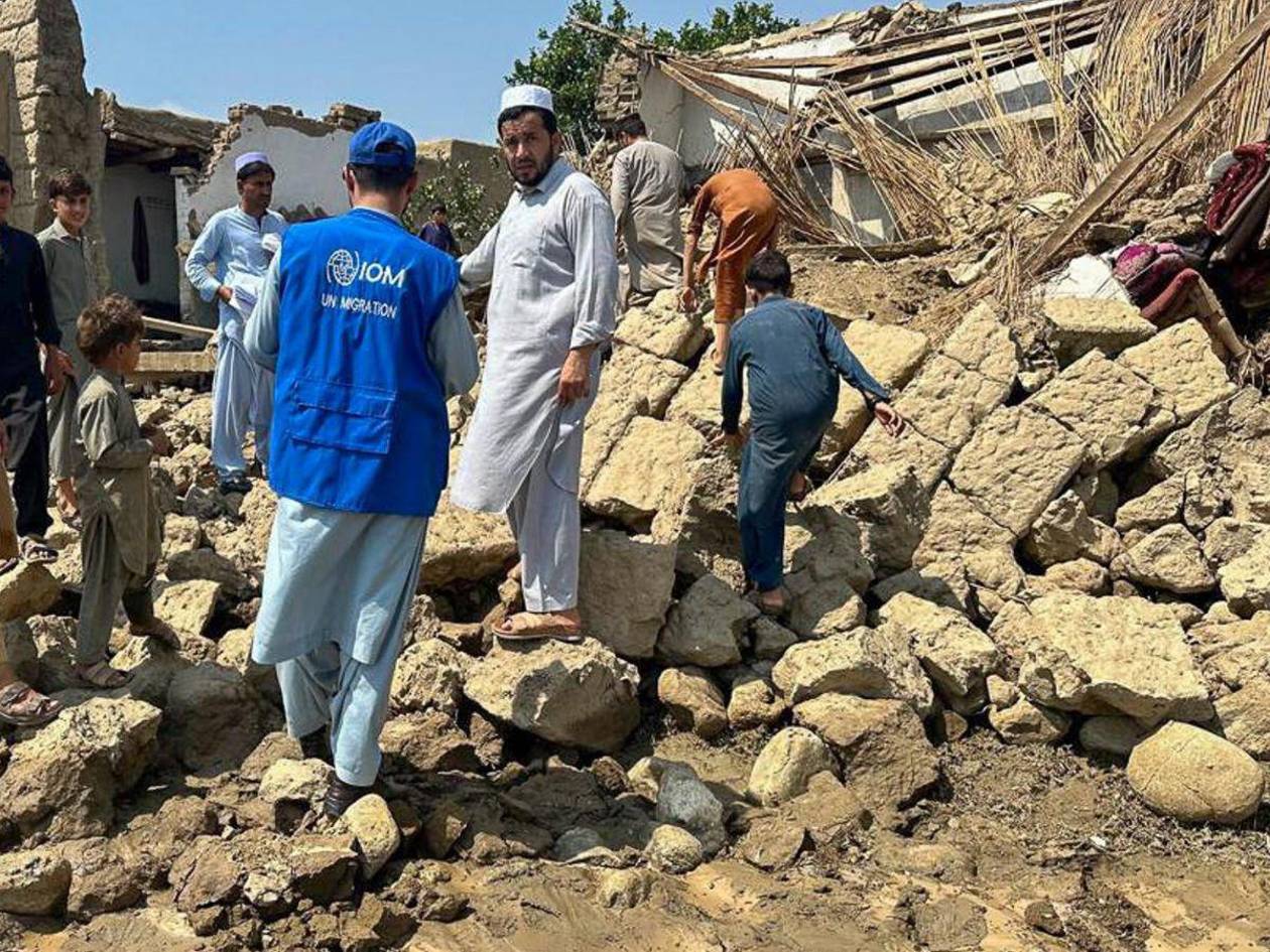 Un fuerte terremoto mata a más de 800 personas en Afganistán