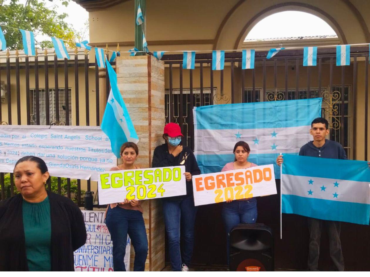 Protesta en la Departamental de Educación de Cortés por retraso en entrega de títulos