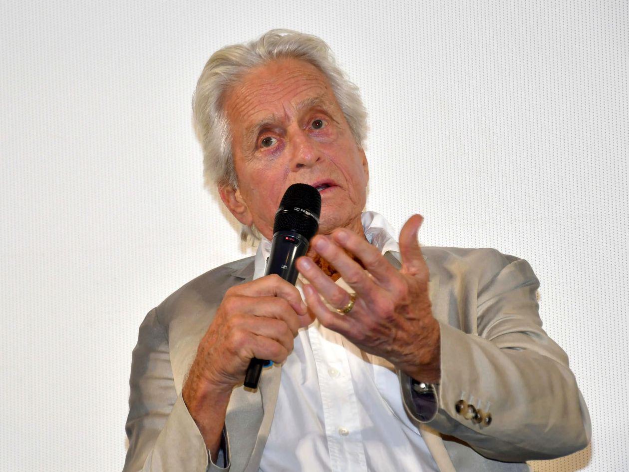 Michel Douglas se avergüenza  de Estados Unidos y pide disculpas