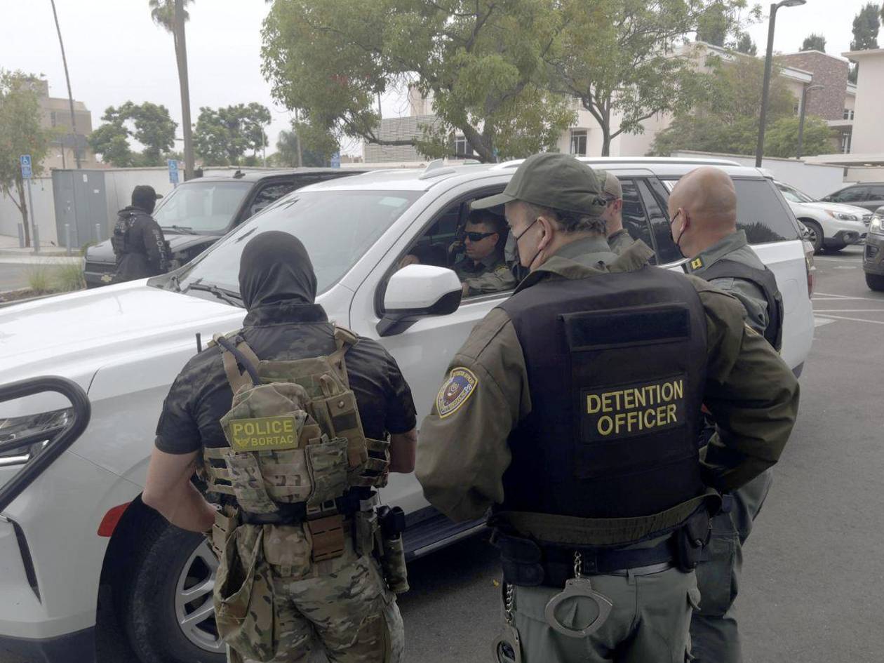 Migrantes detenidos en Los Ángeles denuncian trato inhumano en cárcel