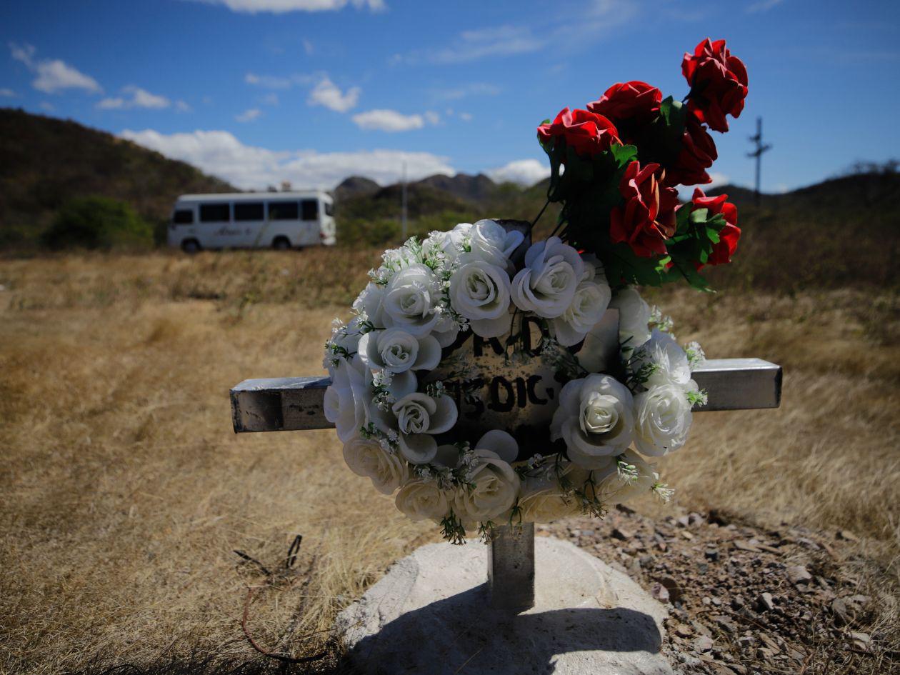 En la vía son normales las cruces en memoria de las personas que han muerto en siniestros viales. Después de las 6:00 de tarde, los conductores manejan a exceso de velocidad porque no hay iluminación ni seguridad.