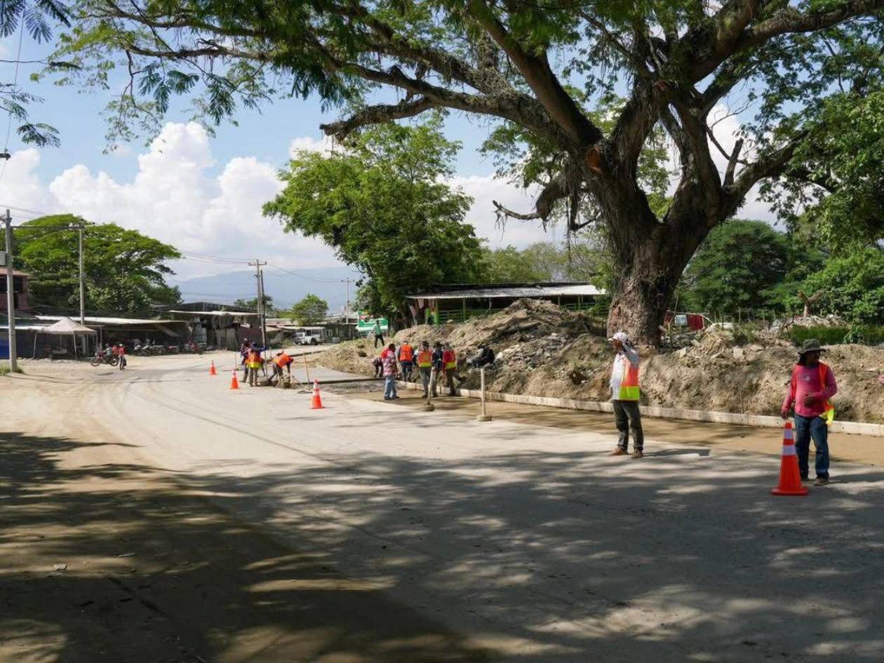 Así avanza la pavimentación de la trocha oeste que da acceso a Los Cármenes en San Pedro Sula