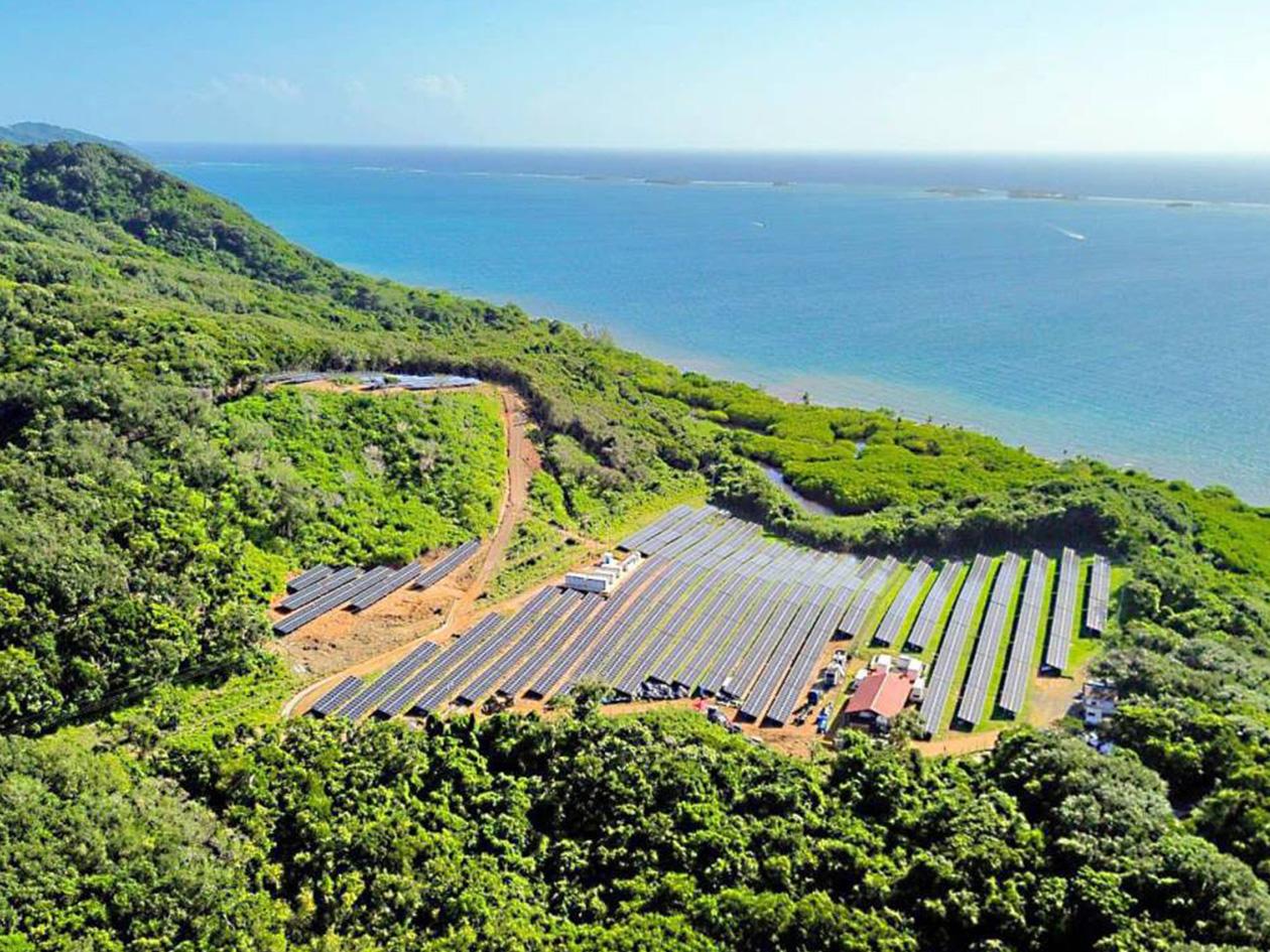 Xiomara Castro supervisa proyecto de electrificación en Guanaja