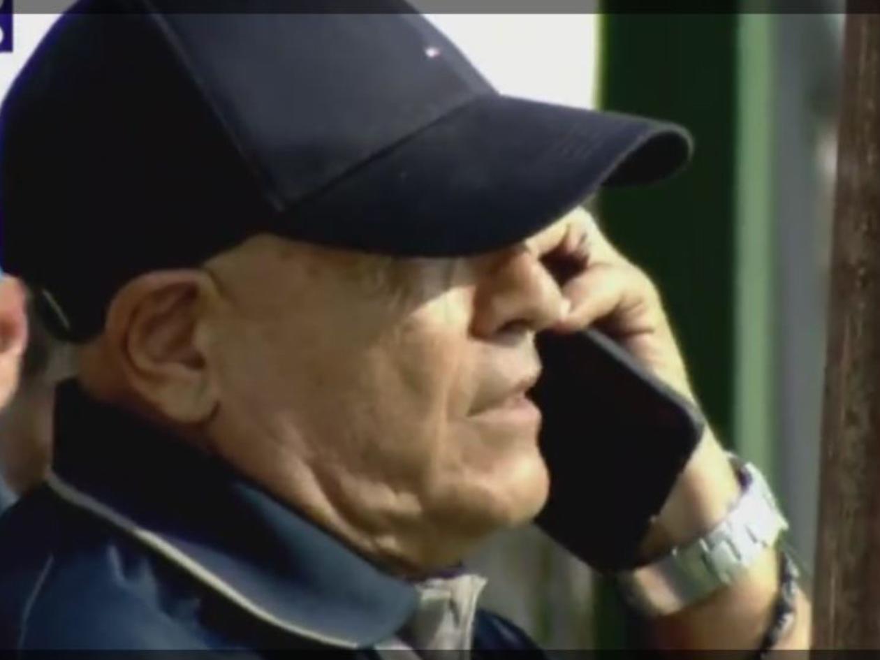 Técnico de Real Sociedad atiende llamada en pleno partido por la permanencia