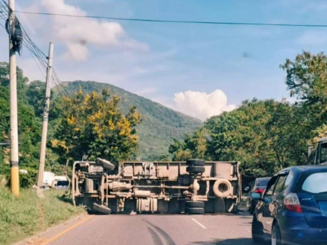 Camión cargado de carne se vuelca en Villanueva tras fallar frenos
