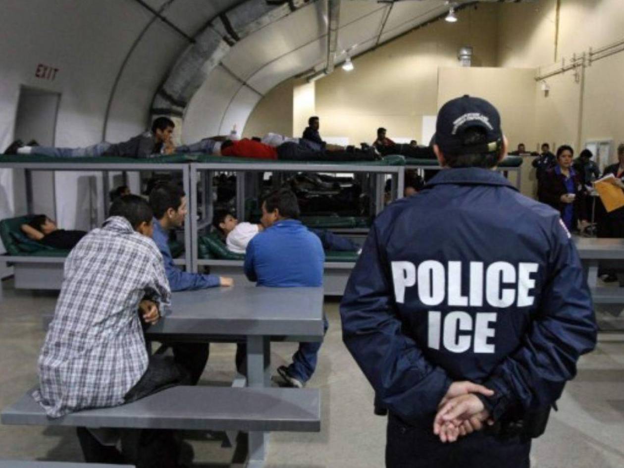 Hasta 20 años de cárcel podría enfrentar hondureño que atacó a oficiales en centro migratorio de Texas