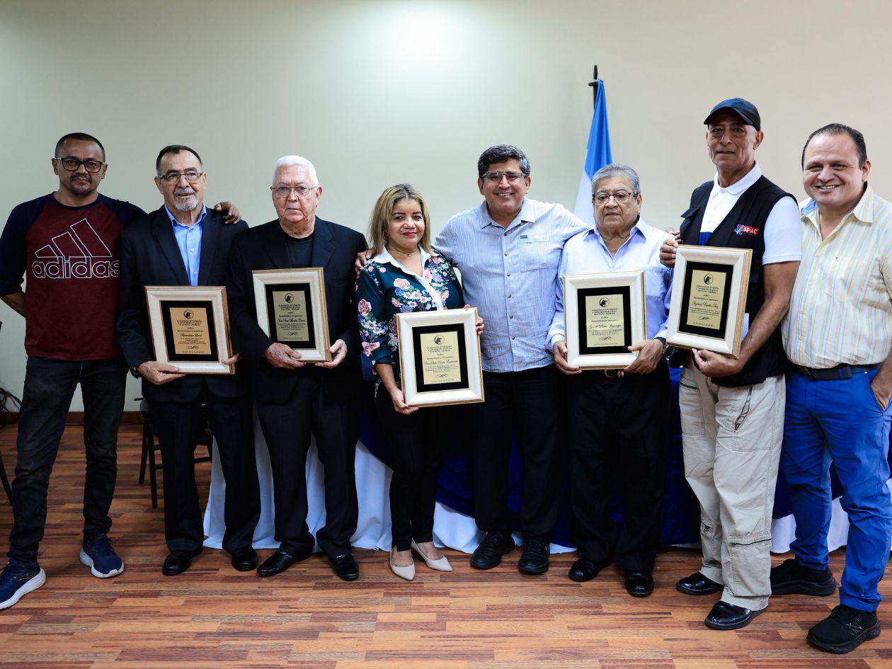 Rinden homenaje a fotógrafos y camarógrafos en SPS por su trayectoria y aporte al país