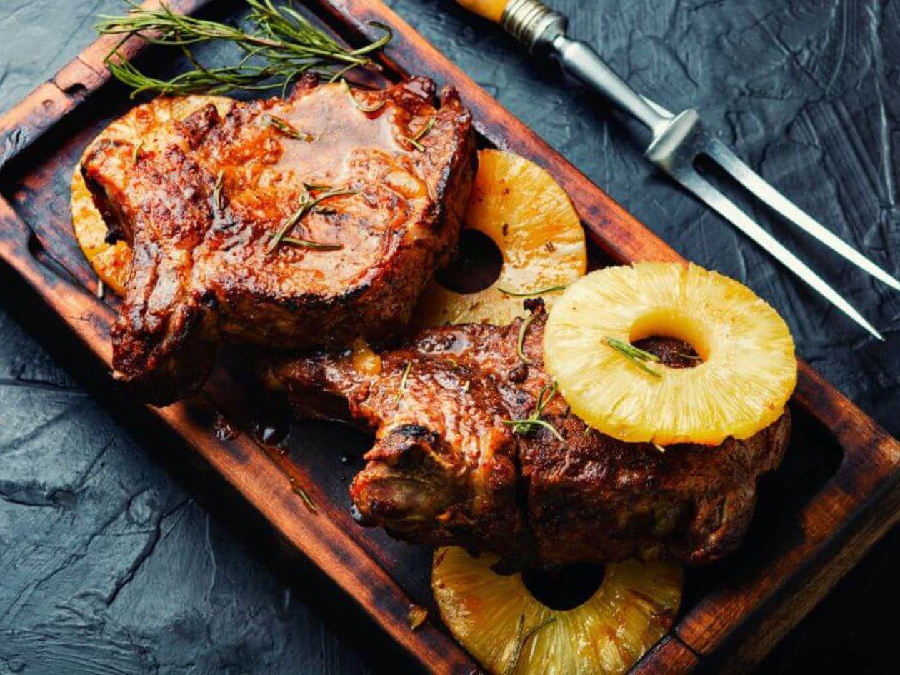 Chuleta de cerdo con piña barbacoa