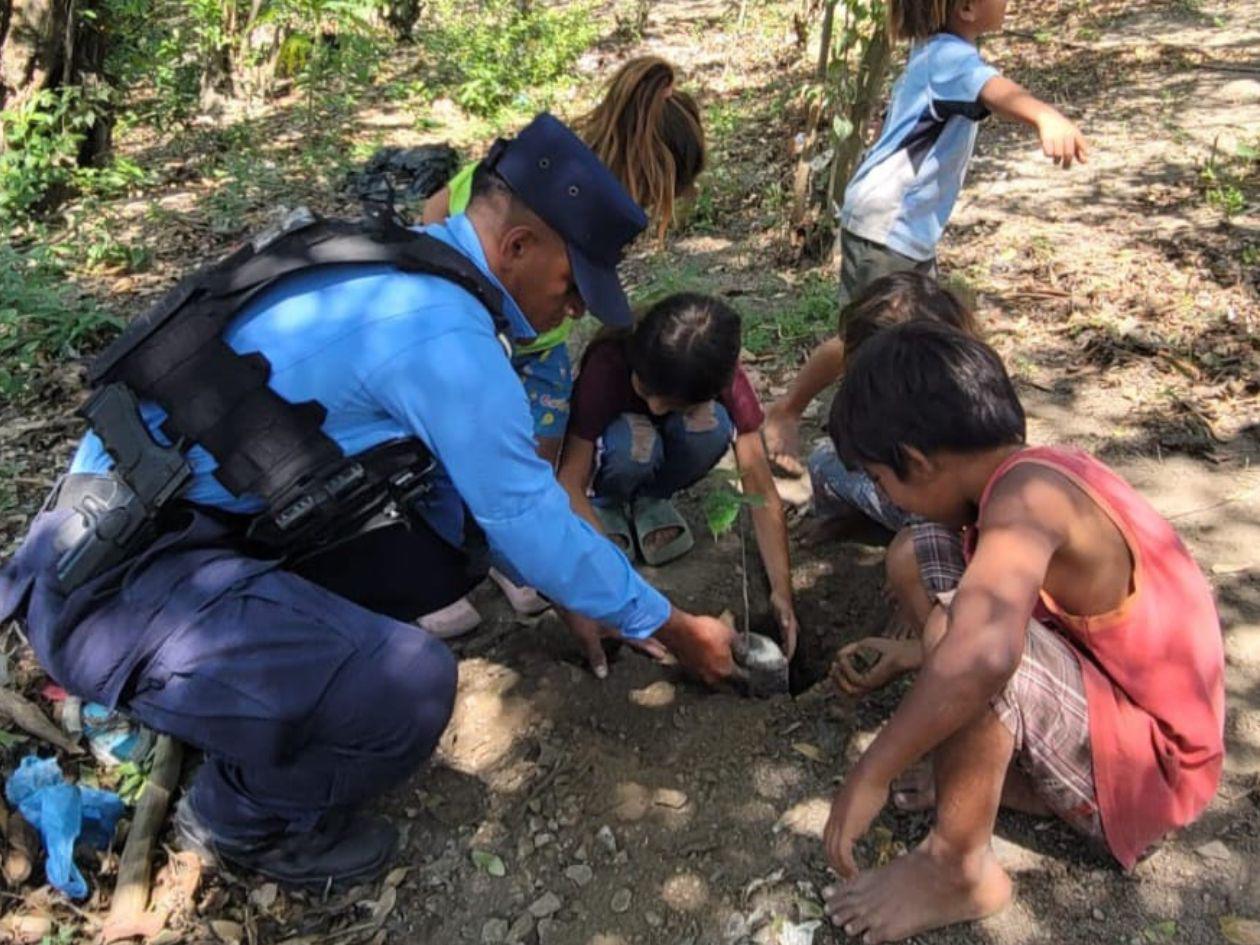 La Policía Nacional impulsa jornada de reforestación en el sector Rivera Hernández