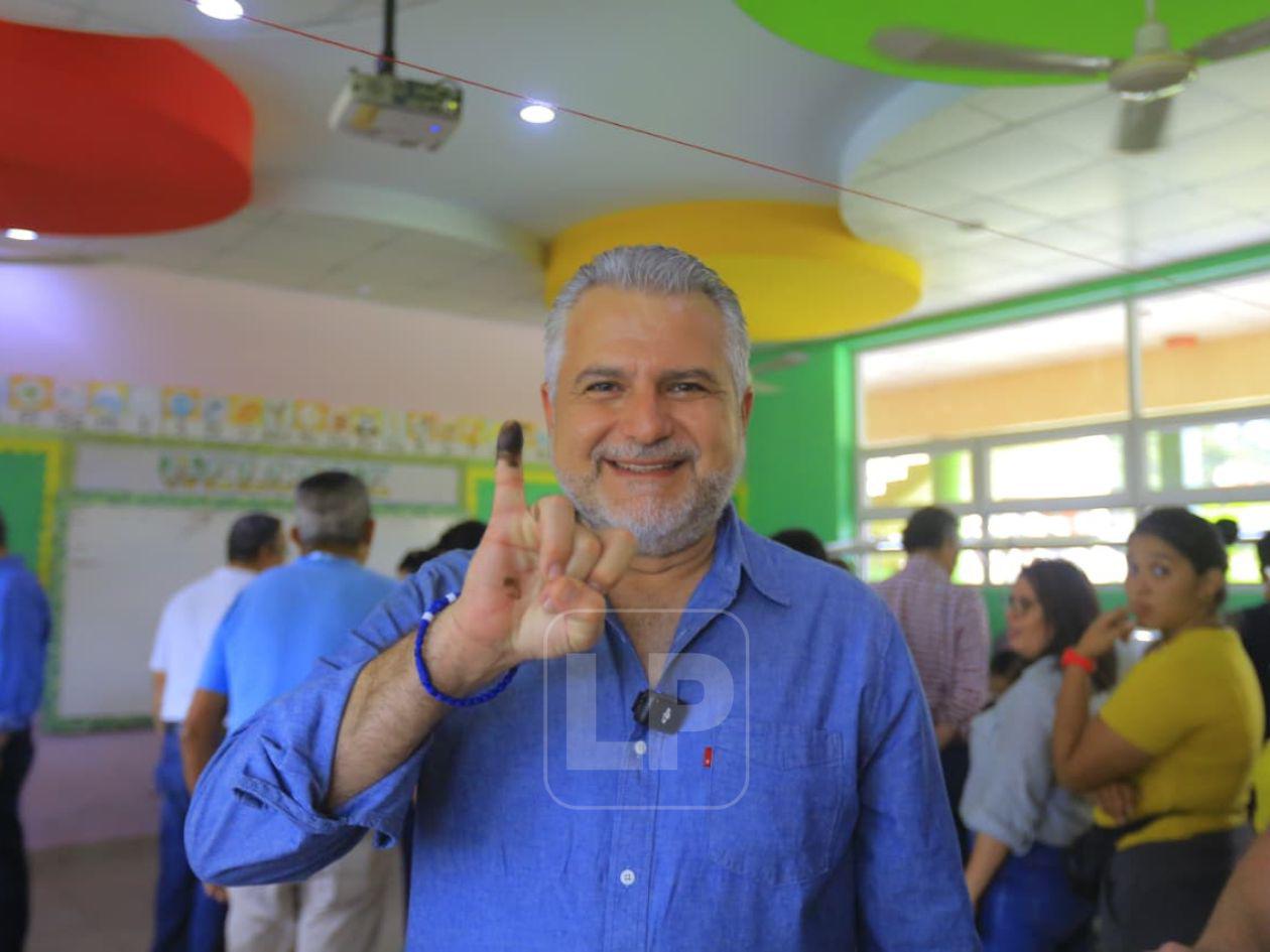 Junior Burbara ejerce el sufragio y destaca espíritu cívico de la jornada