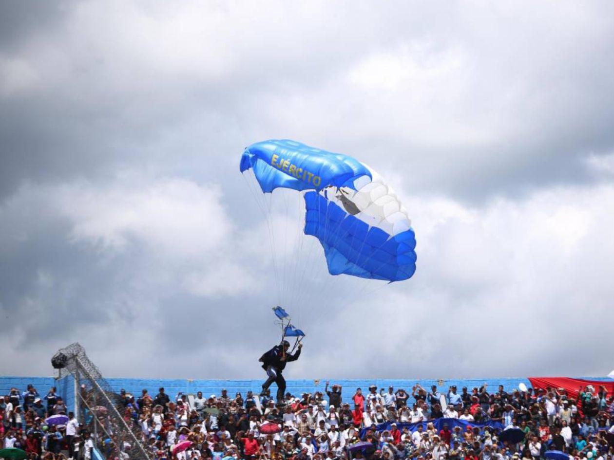 El show de paracaidistas, el más esperado por los hondureños