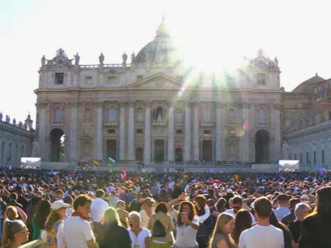 Más de 40,000 esperan el Habemus Papam en la plaza de San Pedro