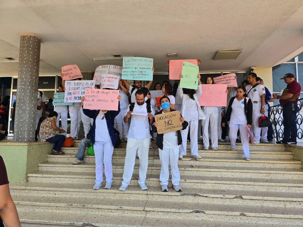 Médicos y alumnos se unen para exigir pago de salarios