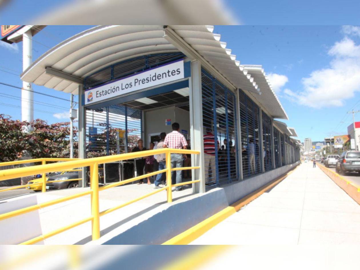 Foto de estación del Trans-450 con rótulo de Juan Diego Zelaya es un montaje