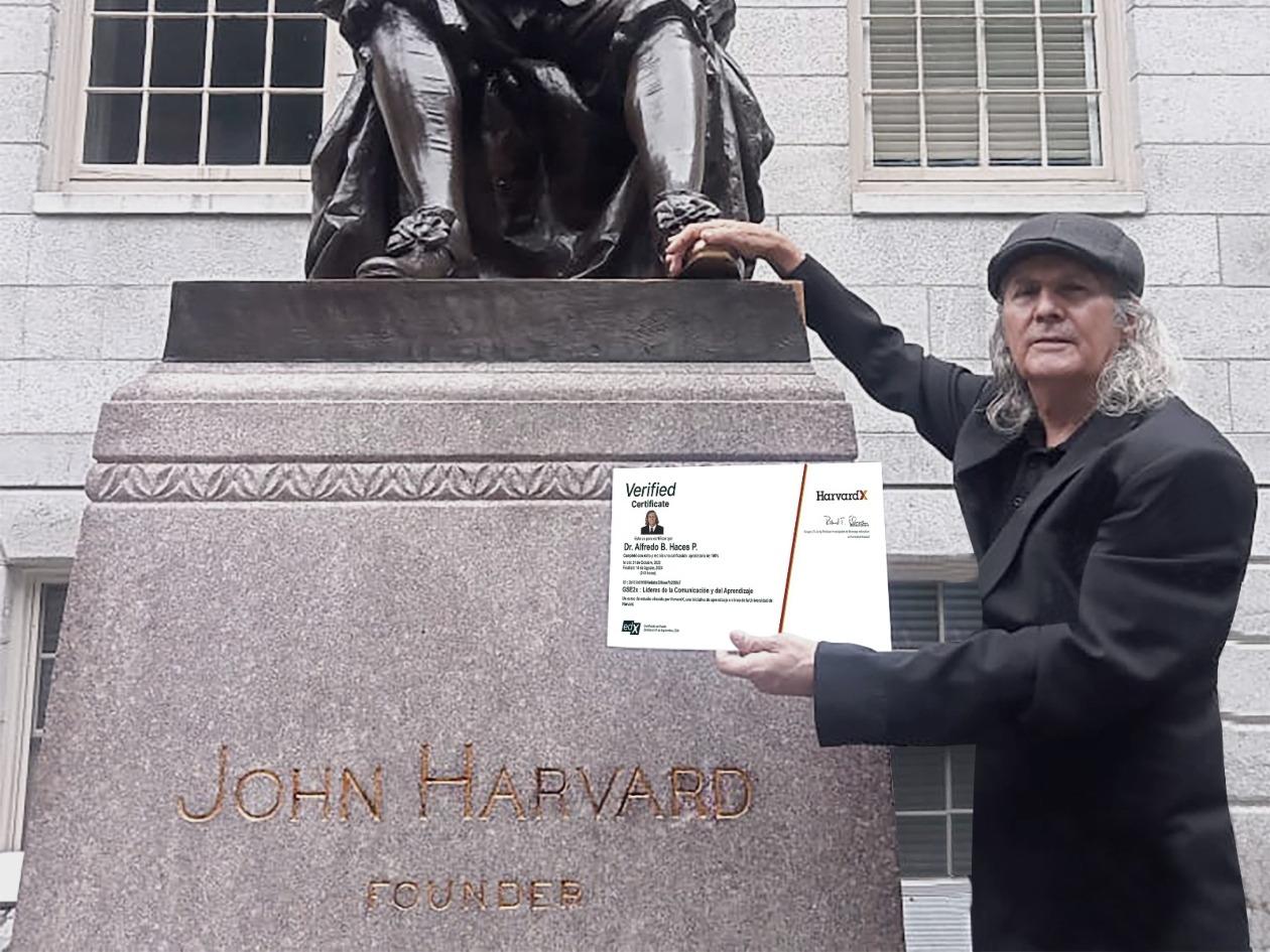 El periodista hondureño Alfredo Haces obtiene certificado en Harvard