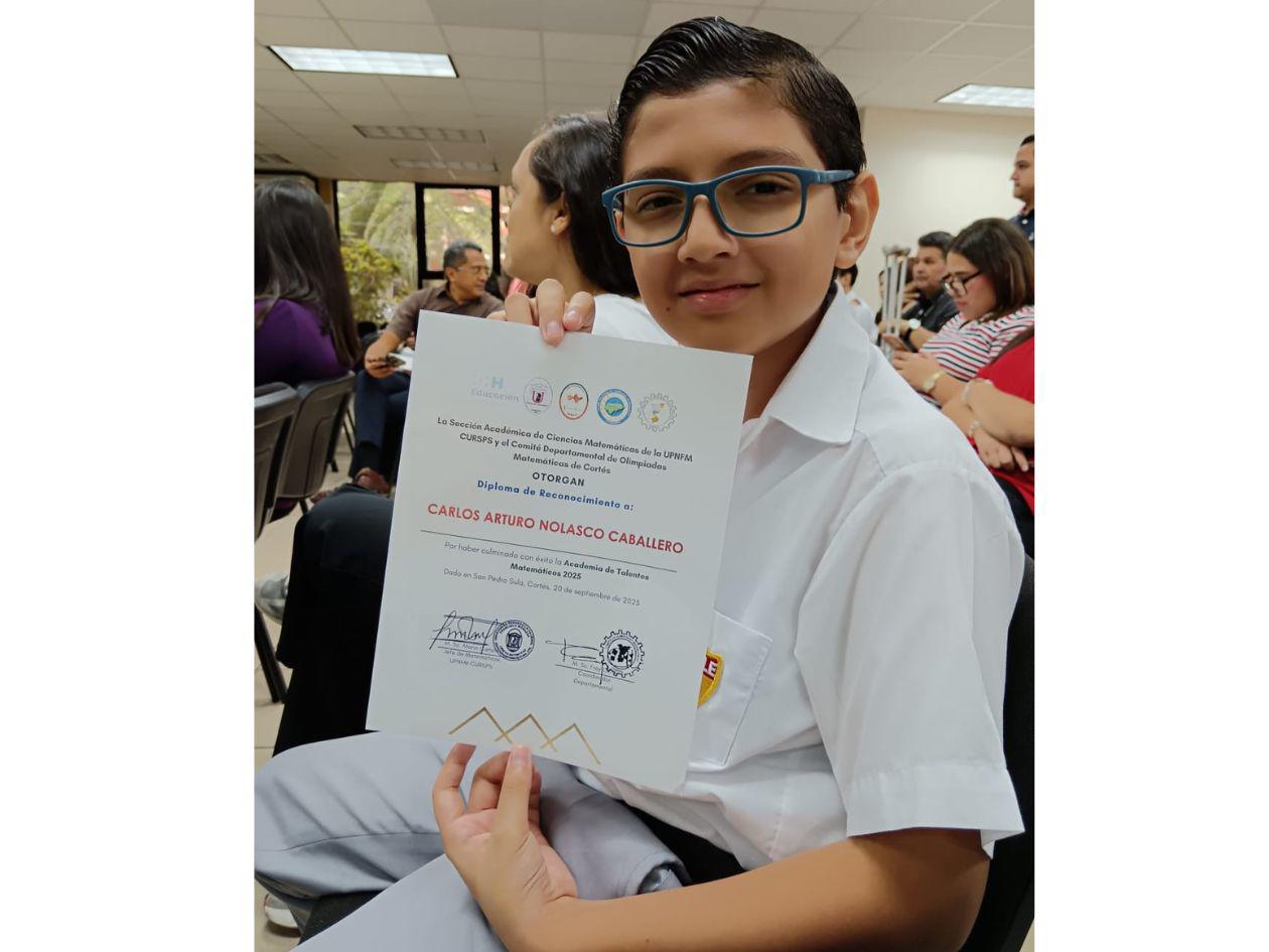 Estudiantes brillantes en matemáticas son homenajeados por la UPNFM