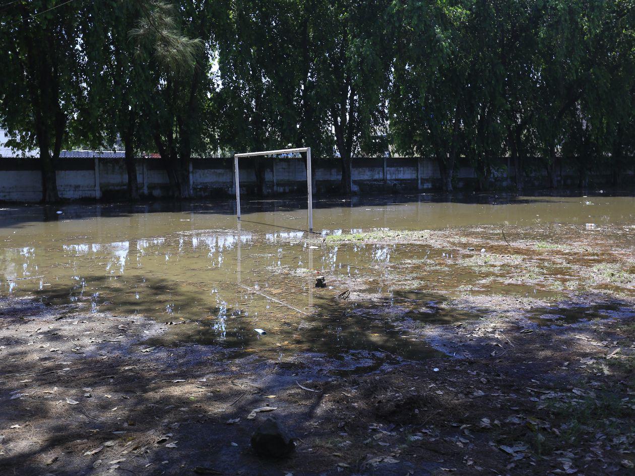 El campo de la escuela Alex Edgardo Alaniz se convierte en una zona inundada.