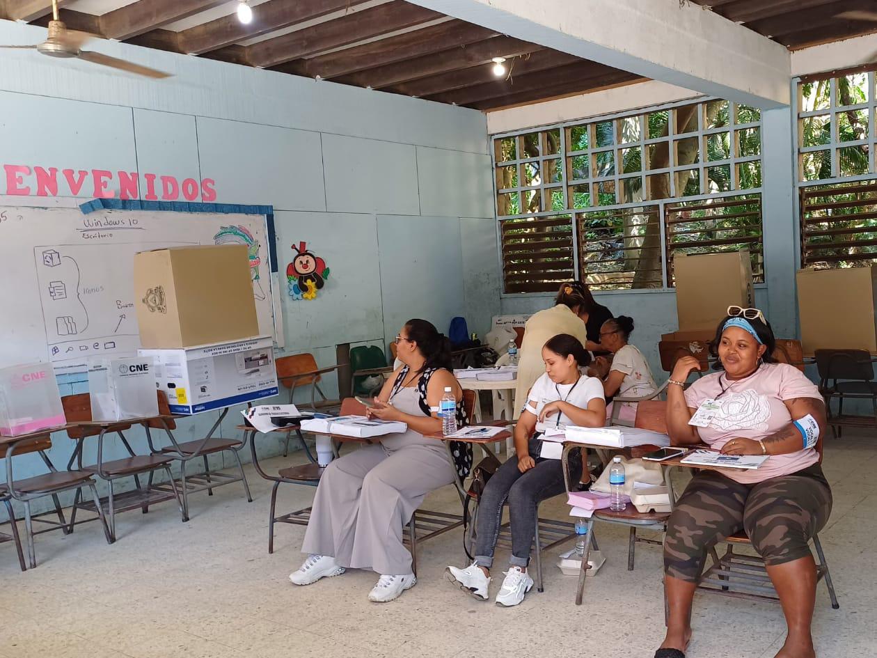 En Roatán participan masivamente en la jornada electoral primaria