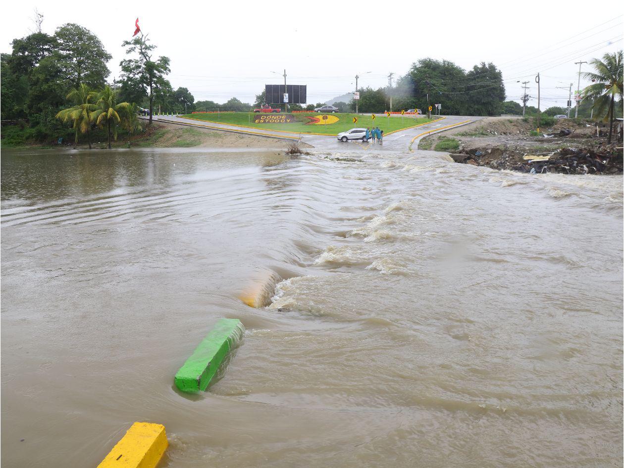 Las lluvias provocan que calles y avenidas de San Pedro Sula se llenen de agua