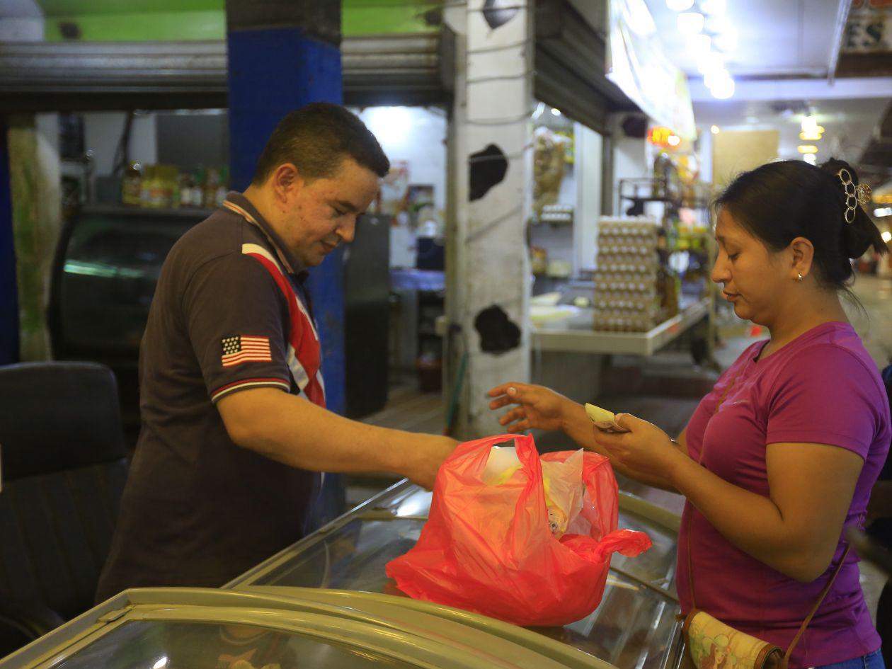 Mariscos se encarecen ante la demanda por temporada de verano en SPS