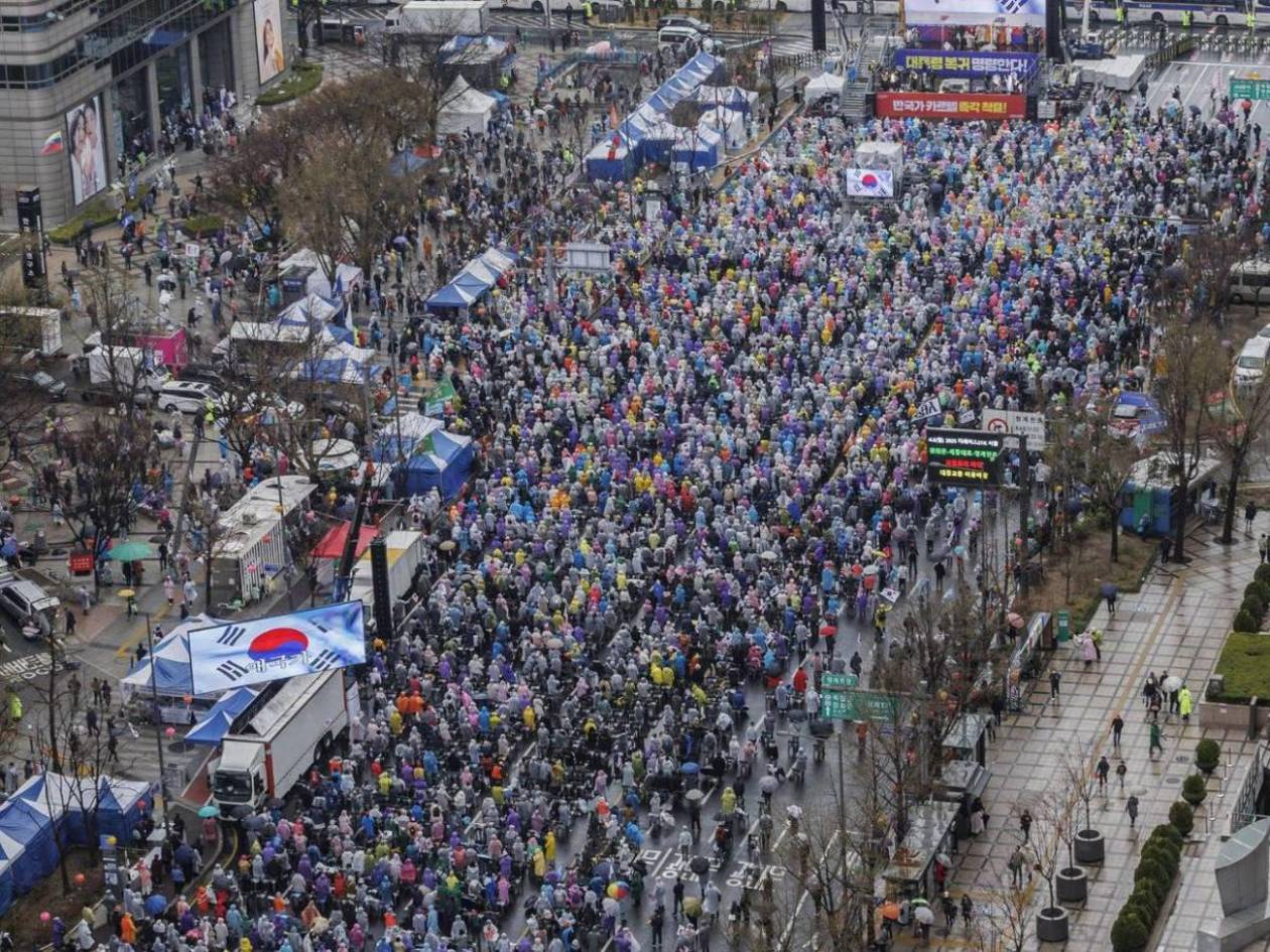 Corea del Sur: manifestaciones masivas tras intento de destitución de Yoon