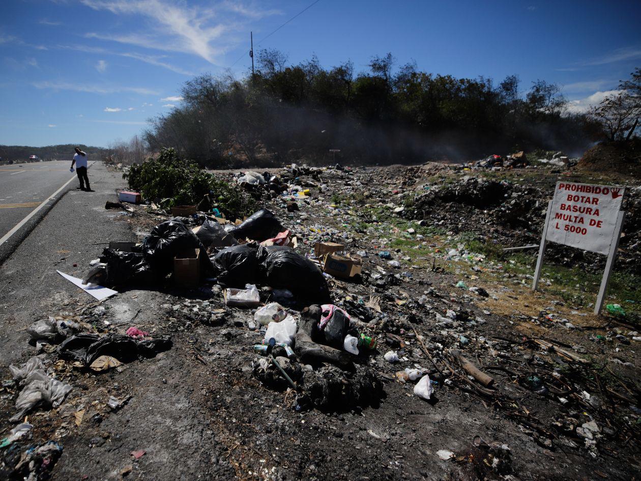 A un costado del corredor se identifican varios promontorios de basura, pese a la prohibición.