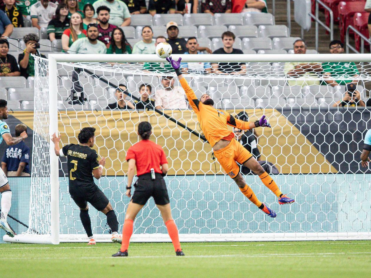 Aerolíneas Menjívar: así fueron las grandes atajadas del arquero hondureño